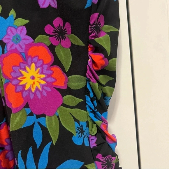 LLBEAN Black Tropical Floral Print Slimming Swimsuit - Picture 5 of 8